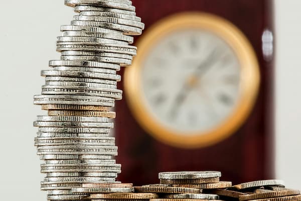 政策分析：英债收益率升至4.82%，黄金面临波动风险